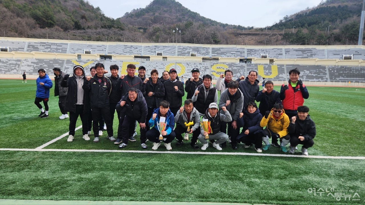 ▲ 장년부 여수서부클럽 우승트로피 단체사진 ⓒ이정훈