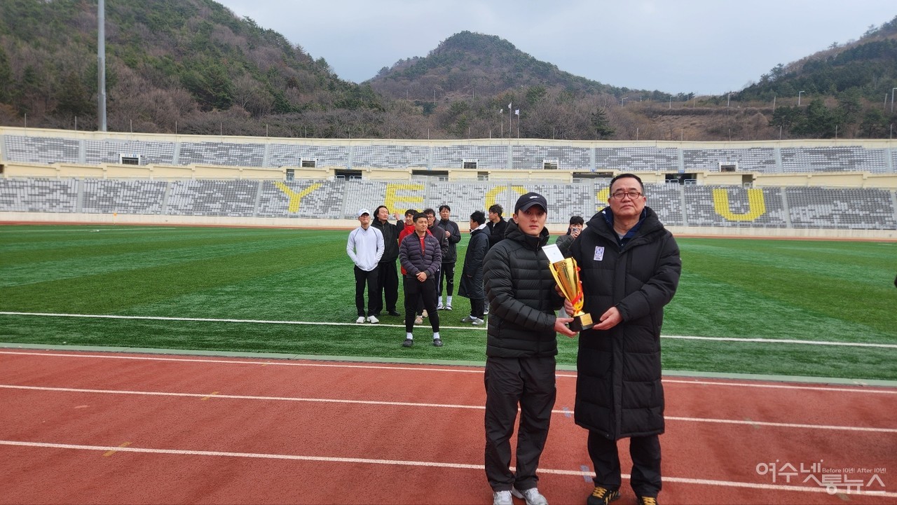 ▲ 중년부 여산클럽이 우승트로피 수상모습 ⓒ이정훈