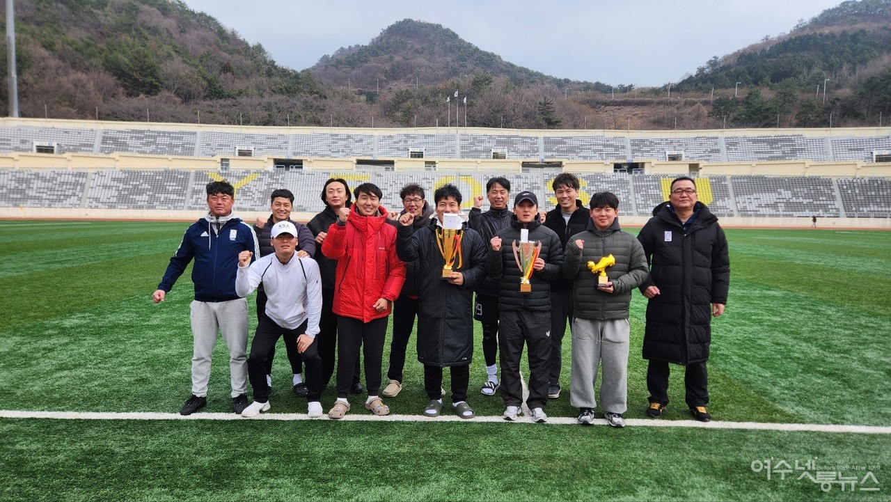 ▲ 중년부 여산클럽 우승트로피 단체사진 ⓒ이정훈