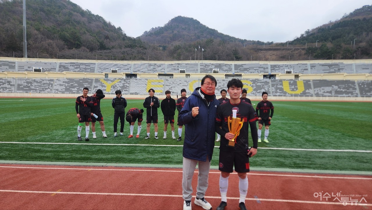 ▲ 청년부우승트로피단체사진 ⓒ이정훈