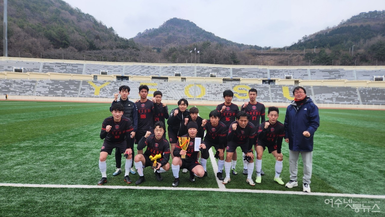 ▲ 청년부 아름클럽 우승트로피 단체사진 ⓒ이정훈