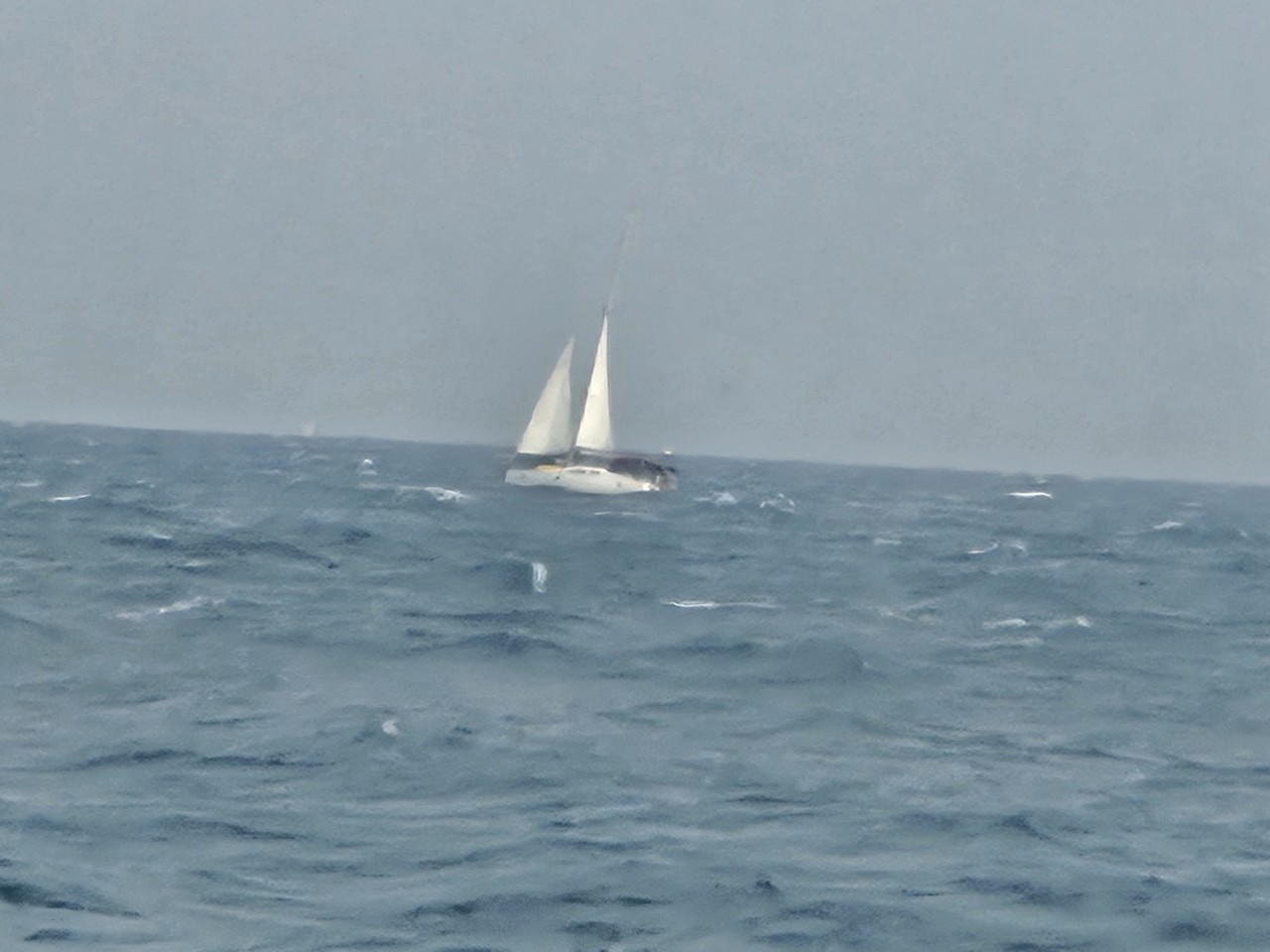 ▲세일링요트가 안전한 해역으로 이동을 하고 있는 장면 ⓒ여수해경