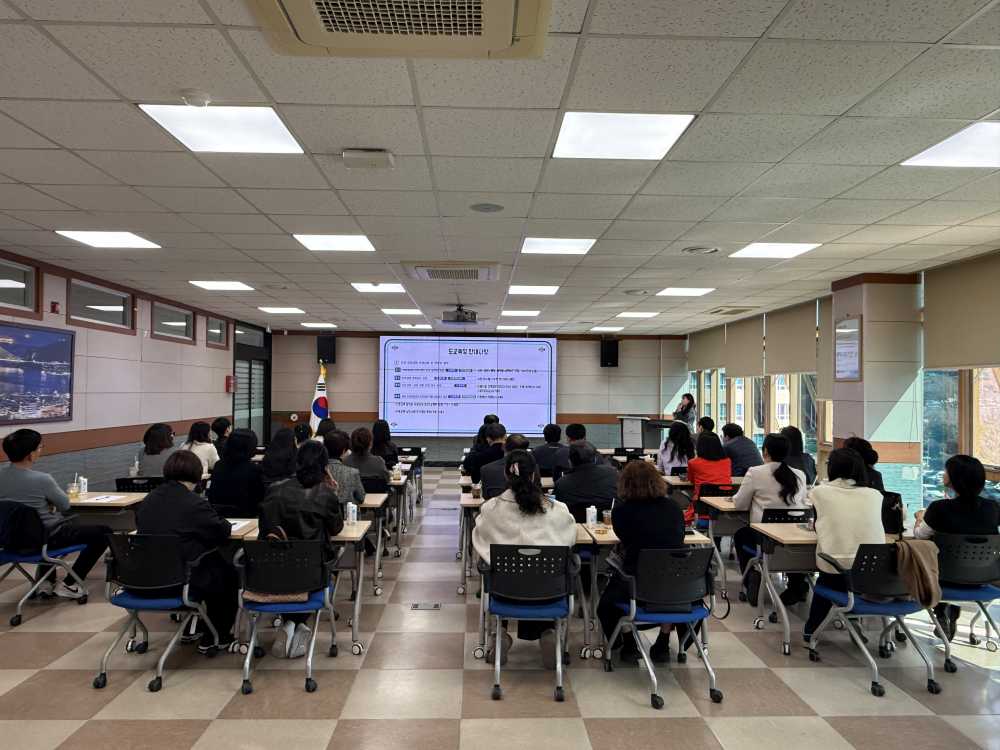 ▲ 14일 여수 관내 중·고등학교 진로교사들이 참여하는 ‘2025. 중등 진로교사 협의회’를 개최했다. ⓒ전라남도여수교육지원청