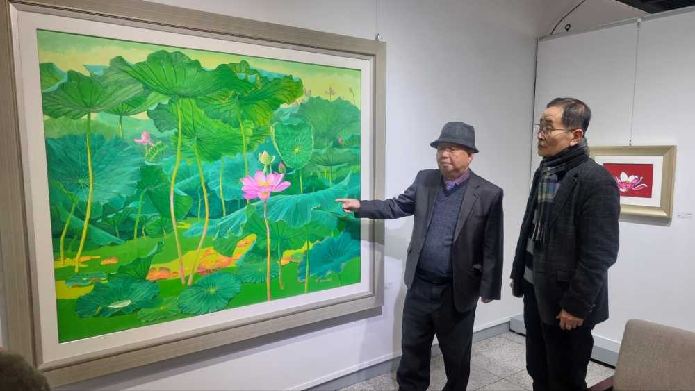 ▲전라남도교육청 갤러리 ‘이음’에서 열리는 양원철 작가 ‘연의 신비전’을 감상하고 있다. ⓒ전라남도교육청