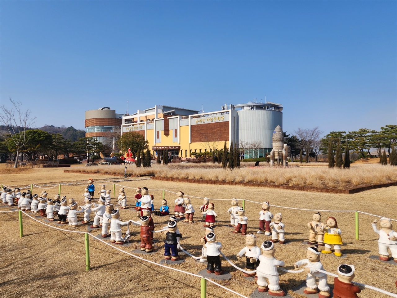 ▲순천만습지 입구에 위치한순천만자연생관과 순천만 천문대줄다리기 하는 인형들이 하늘의 이치에 따르는 순천 사람들 같다 ⓒ김용자