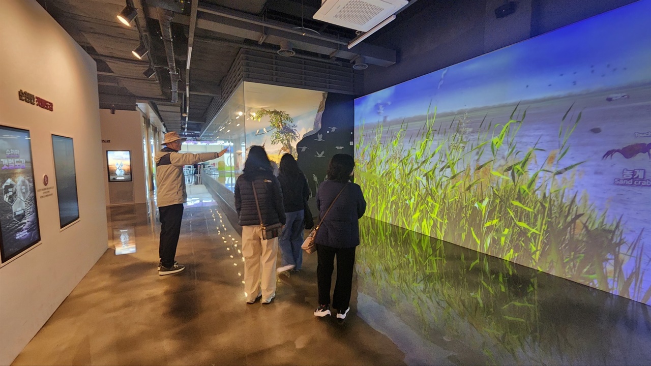 ▲순천만자연생태관 내부습지생물들의 설명을 열심히 듣고 있는 필자 친구들 ⓒ김용자