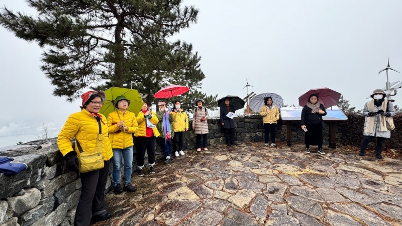 ▲봉화산 전망대와 답사팀 ⓒ황수연