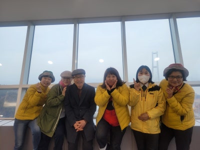 ▲이순신대교가 보이는 전망대에서 오문수기자와 고흥해설사들 ⓒ강지율