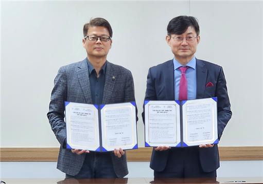 ▲충남대학교 과학기술지식연구소와 지방소멸 방지를 위한 지역개발 및 혁신 협력 강화를 목표로 업무협약(MOU)을 체결했다. ⓒ전남대학교