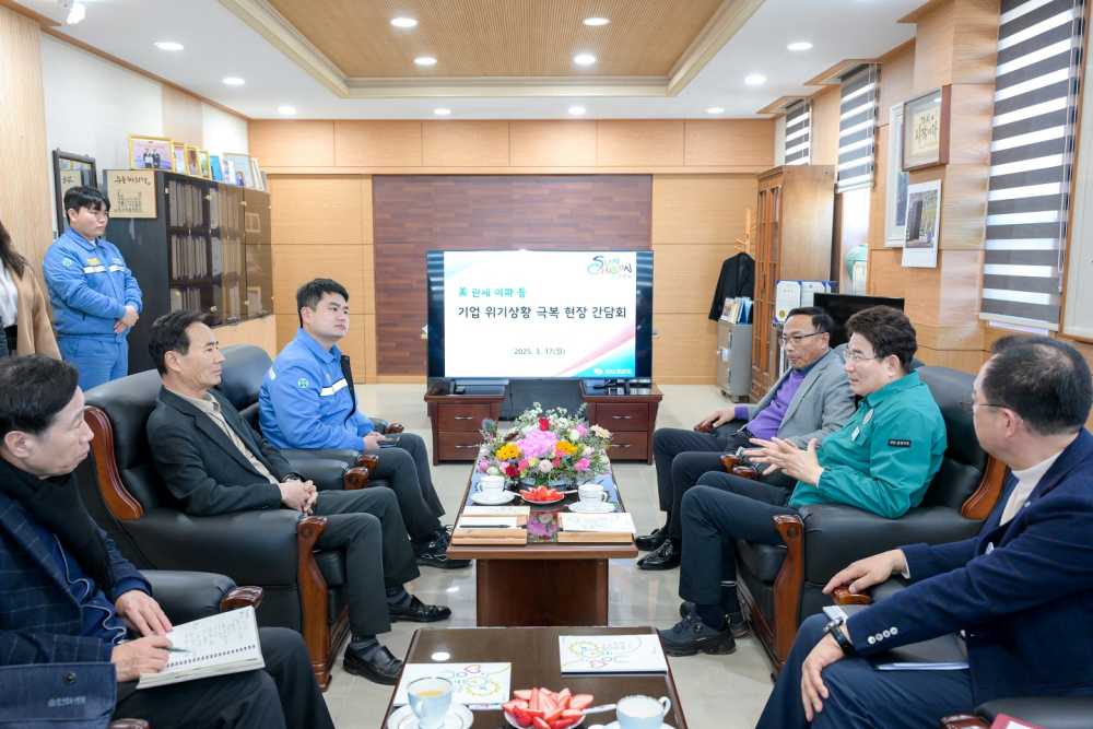 ▲순천시장이 율촌산단에 위치한 달성(주) 기업을 방문해 현장 간담회를 하고 있다. ⓒ순천시