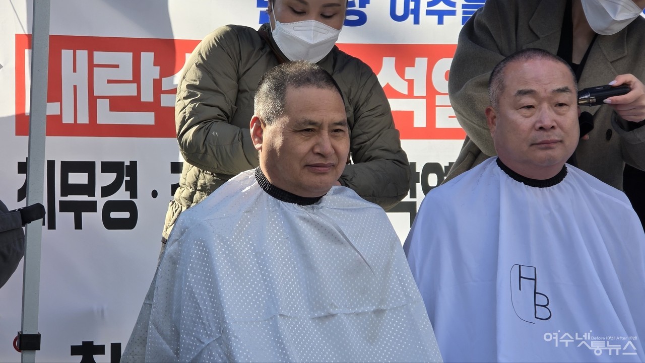 ▲ 윤석열 대통령 헌재 파면 촉구하며 주종섭(좌) 최무경 도의원의 삭발식 모습 ⓒ심명남
