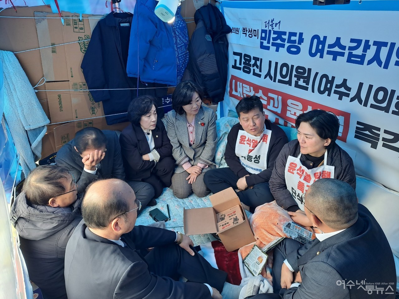 ▲여수시 더불어민주당 갑사무소 앞에서 단식 6일째를 맞이한 박성미·고용진 여수시의원을 동료 의원들이 위문하고 있다. ⓒ조찬현