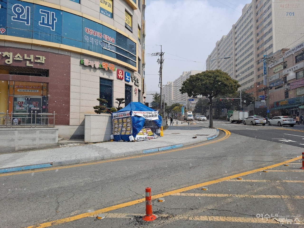 ▲꽃샘추위와 강풍으로 인해 여수 여서동 로터리 일대에 눈이 흩날리고 있다. ⓒ조찬현