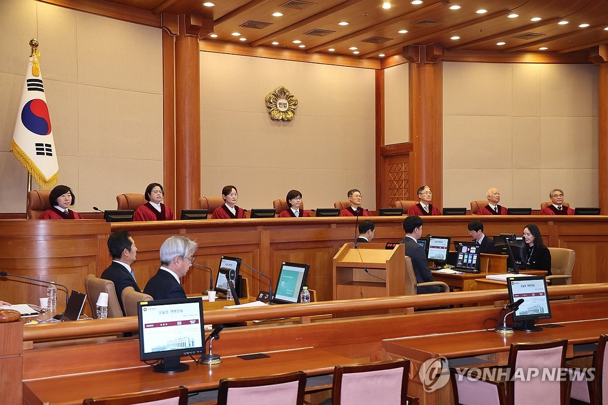 ▲ 헌법재판소(서울=연합뉴스) 서대연 기자 = 문형배 헌법재판소장 권한대행을 비롯한 헌법재판관들이 18일 서울 종로구 헌법재판소에서 열린 박성재 법무부 장관의 탄핵심판 1회 변론에 입장해 착석해 있다. 2025.3.18 dwise@yna.co.kr