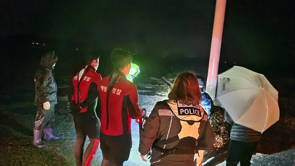 ▲여수해경이 우도 인근 해안가를 야간 수색중이다. ⓒ여수해경