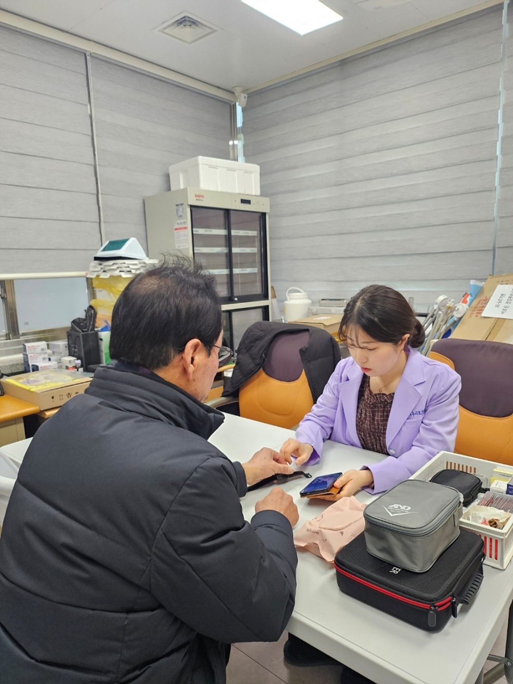 ▲여수시 AI(인공지능)-IoT(사물인터넷) 기반 어르신 건강관리사업 참여 어르신이 서비스 이용법을 익히고 있다. ⓒ여수시