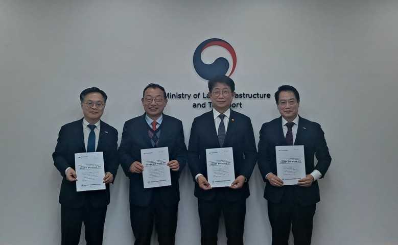 ▲지난 18일 서울 국토발전전시관에서 박상우 국토부 장관을 만나 2026여수세계섬박람회 행사 성공개최를 위한 협력 현안을 건의했다. ⓒ(재)2026여수세계섬박람회 조직위원회