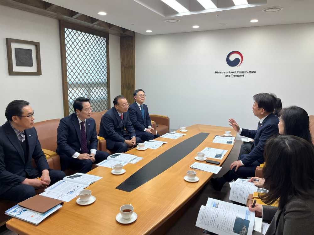 ▲지난 18일 서울 국토발전전시관에서 박상우 국토부 장관을 만나 2026여수세계섬박람회 행사 성공개최를 위한 협력 현안을 건의했다. ⓒ(재)2026여수세계섬박람회 조직위원회