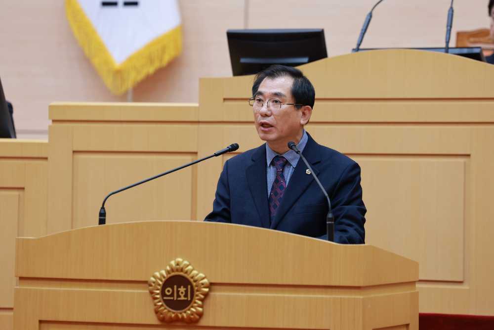 ▲3월 19일 전남도의회 본회의장에서 최병용 의원이 ‘여수국가산단 석유화학 산업위기 선제대응지역 지정 촉구 건의안’에 대한 제안설명을 하고 있다. ⓒ전라남도의회