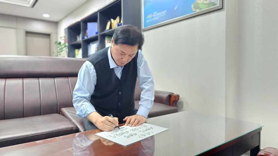 ▲조계원 국회의원이 ‘윤석열 파면! 손글씨 릴레이 캠페인’에 참여하고 있다. ⓒ조계원 의원 페이스북