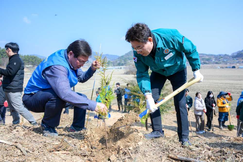 ▲제80회 식목일 나무심기 행사'에서 노관규 순천시장이 나무를 심고 있다 ⓒ순천시