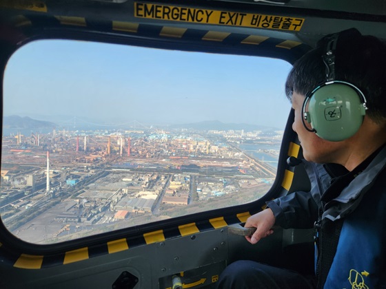 ▲여수해경 해양환경감시원이 해양환경감시를 위해항만시설을 점검중 ⓒ여수해양경찰서