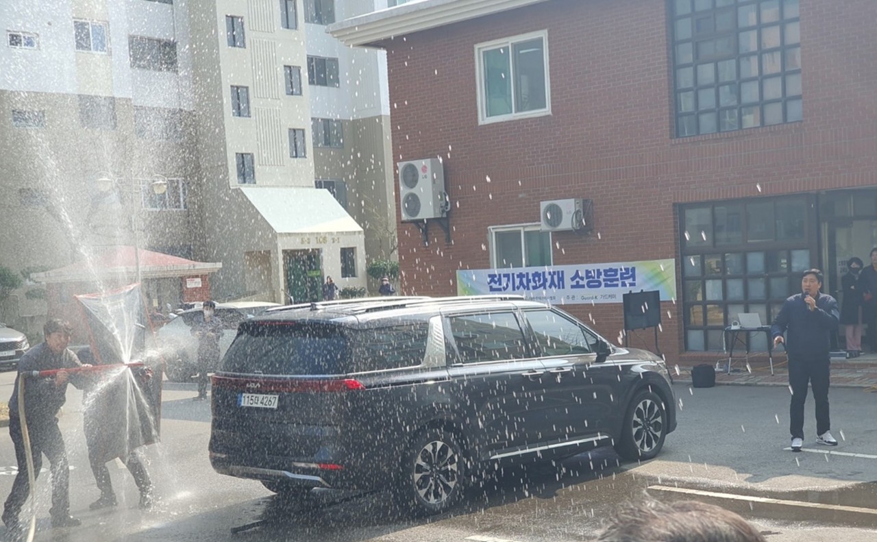 ▲지난 20일 여서동 경남2차 아파트에서 ‘공동주택 전기차 화재 대응 훈련’을 실시했다고 밝혔다. ⓒ여수시