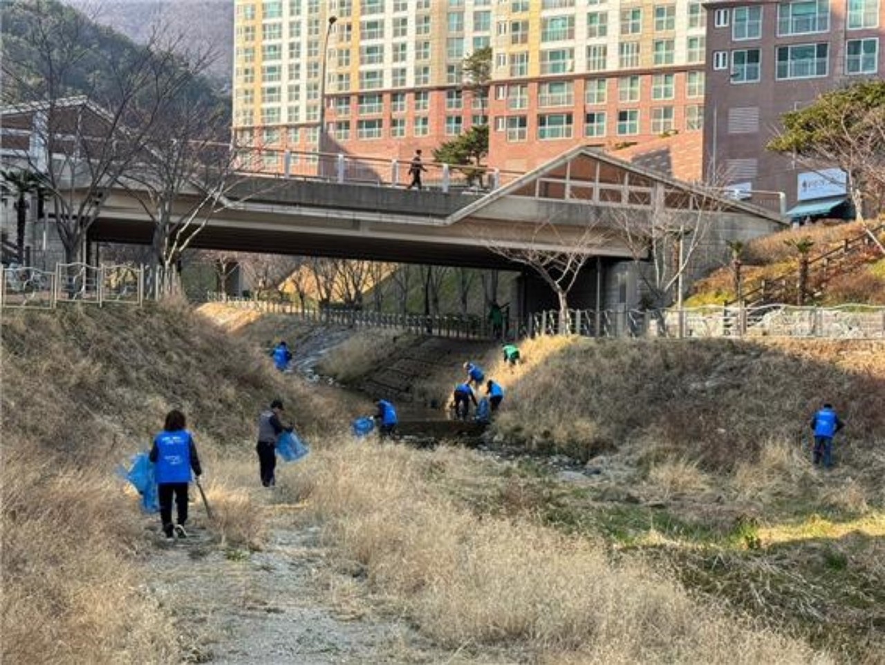 ▲여수 르네상스 만덕동 실천본부가 지난 19일 중점실천의 날을 맞아 꽃가람공원 덕대천 일원에서 청결 활동에 나섰다. ⓒ여수시