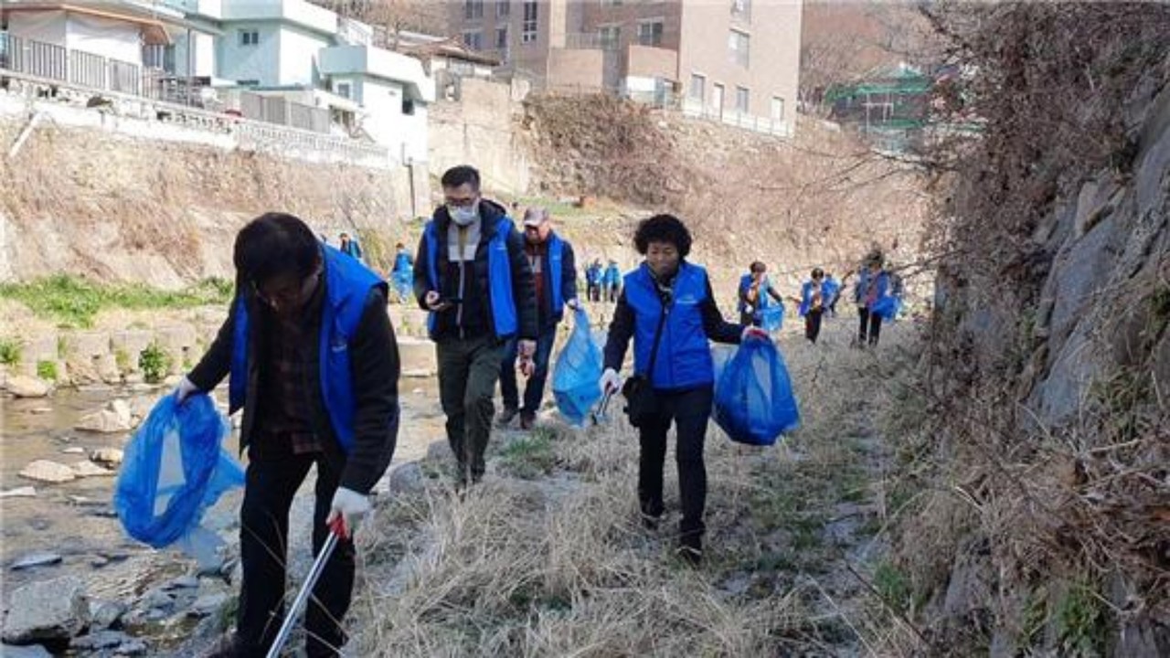 ▲여수 르네상스 충무동 실천본부는 지난 19일 연등천 일원에서 청결 활동과 섬박람회 홍보 캠페인을 전개했다. ⓒ여수시