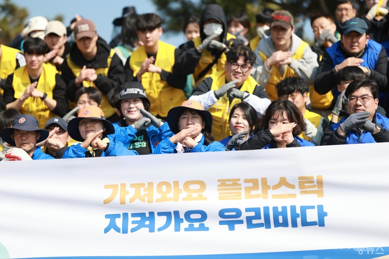 ▲ 가져와요 플라스틱 지켜가요 우리바다 ⓒ허재구 제공