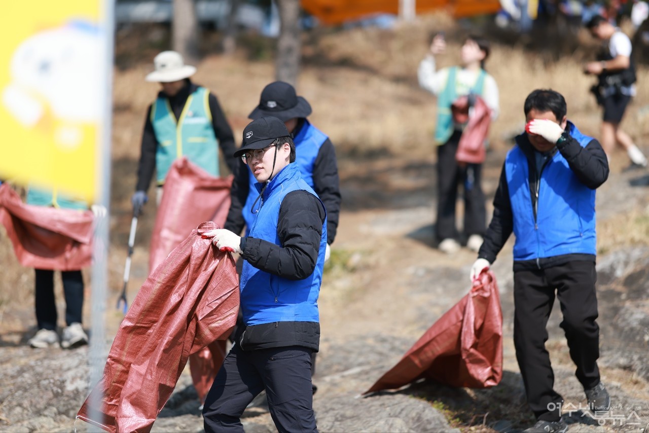 ▲ 오늘 가마니에 쓰레기 가득 채워봐요 ⓒ허재구 제공