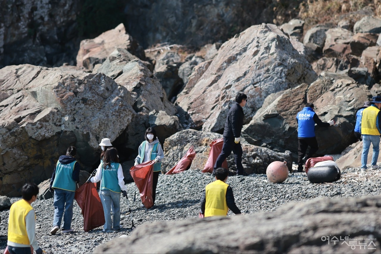 ▲ 쓰레기 줍기 ⓒ허재구 제공