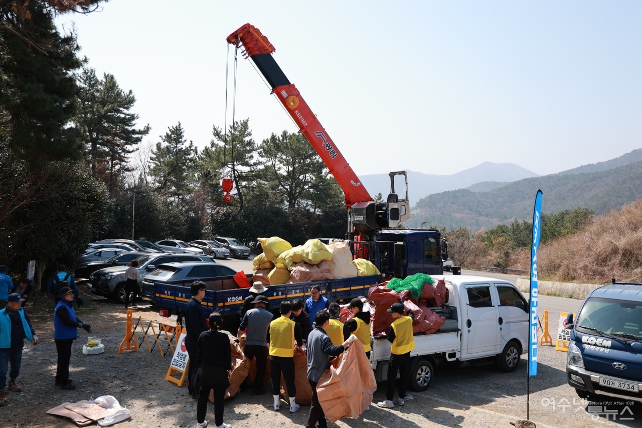 ▲ 크레인도 동원된 청결활동 ⓒ허재구 제공