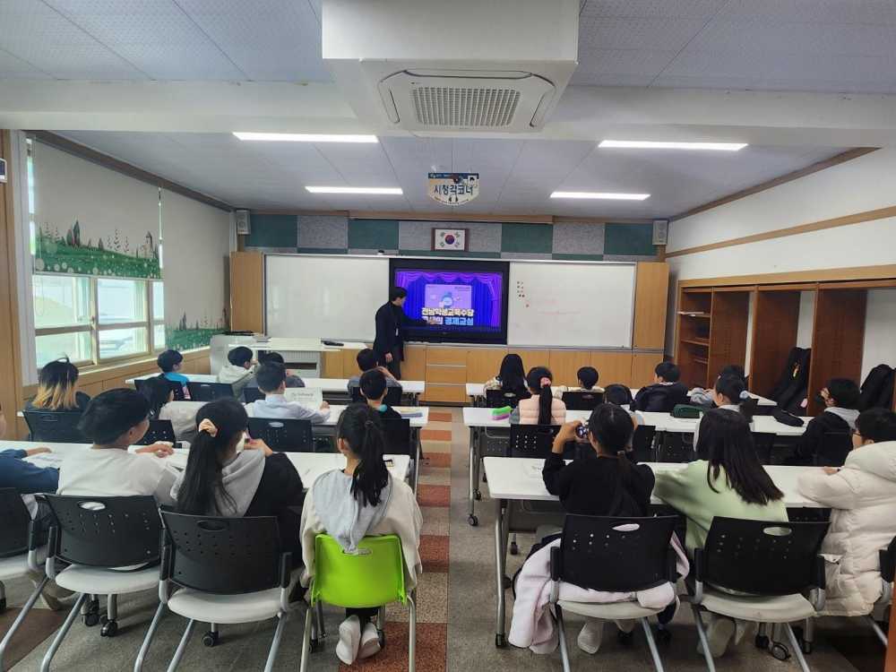 ▲24일 함평 손불초등학교에서 ‘공생의 경제교실’ 특강이 진행되고 있다.  ⓒ전남교육청