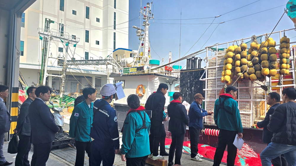 ▲근해 안강망 어선 합동 안전점검  모습 ⓒ여수시