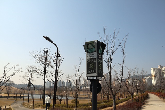 ▲순천 그린광장 옆에세워진 계기판에는 오늘의 날씨, 미세먼지, 습도, 온도 등을 알리고 있었다 ⓒ오문수