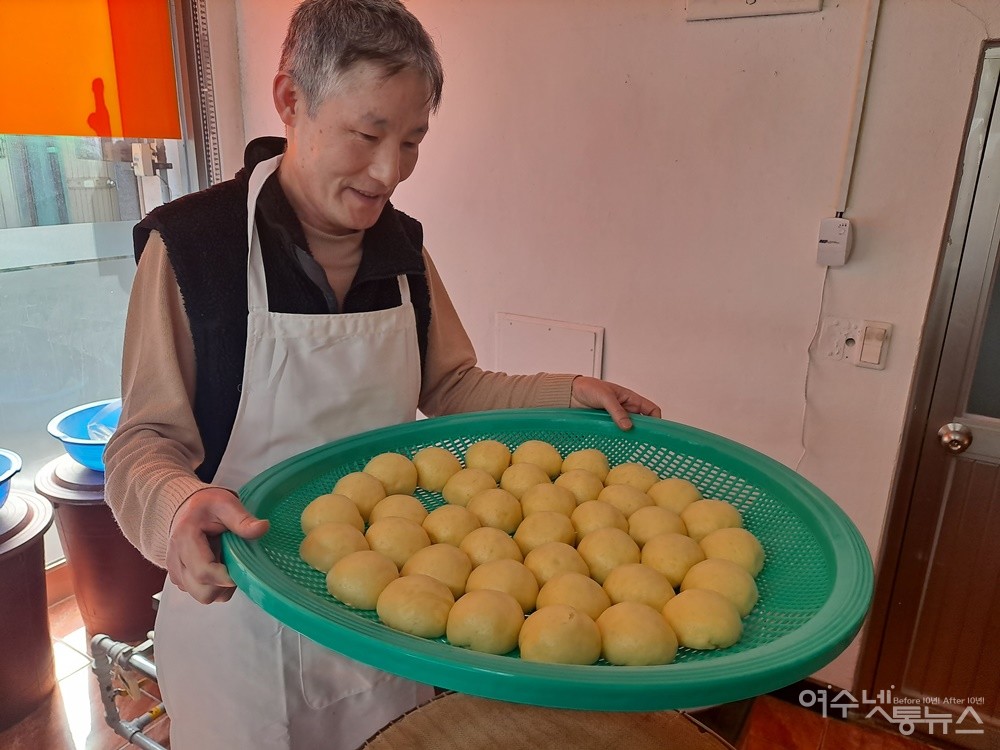 ▲해룡옥수수찐빵 사장님(이명길)이 옥수수찐빵에 대해 설명하고 있다. ⓒ조찬현