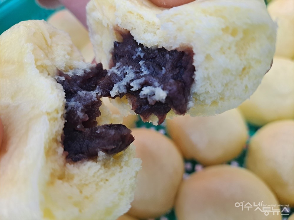 ▲팥소가 가득한 해룡옥수수찐빵이다. ⓒ조찬현