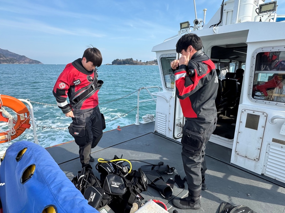 ▲여수해경 돌산파출소 소속 구조대 직원이 해상 입수전 장비를 점검중인 모습 ⓒ여수해양경찰서