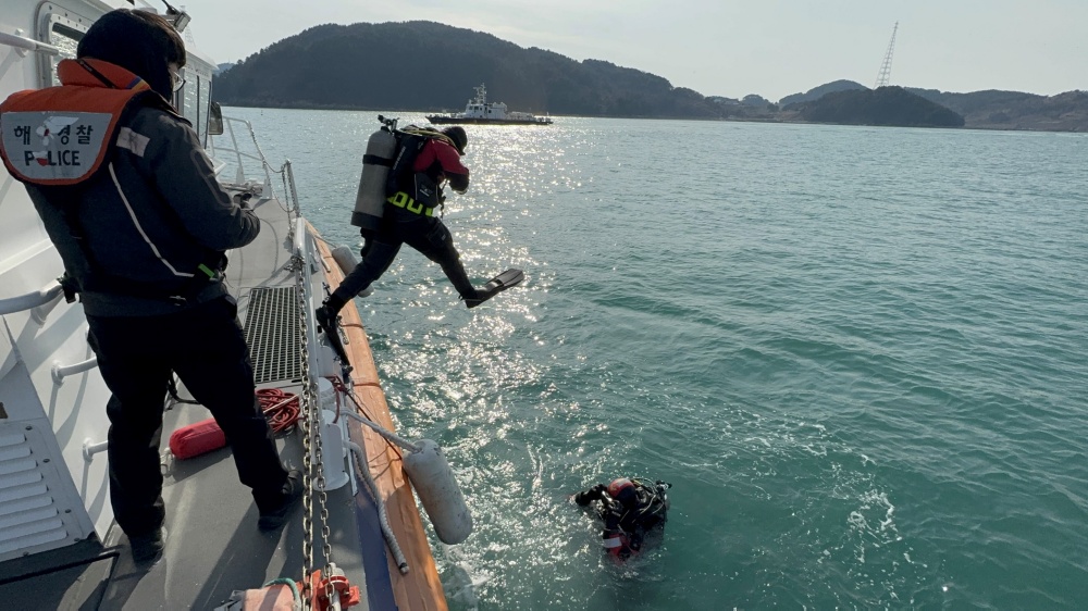 ▲여수해경 돌산파출소 소속 구조대 직원이 해상에 입수중인 모습 ⓒ여수해양경찰서