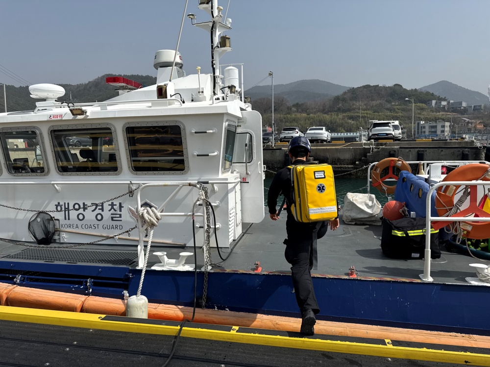 ▲새로 도입된 구급가방을 착용하고 출동을 나가는 모습 ⓒ여수해양경찰서