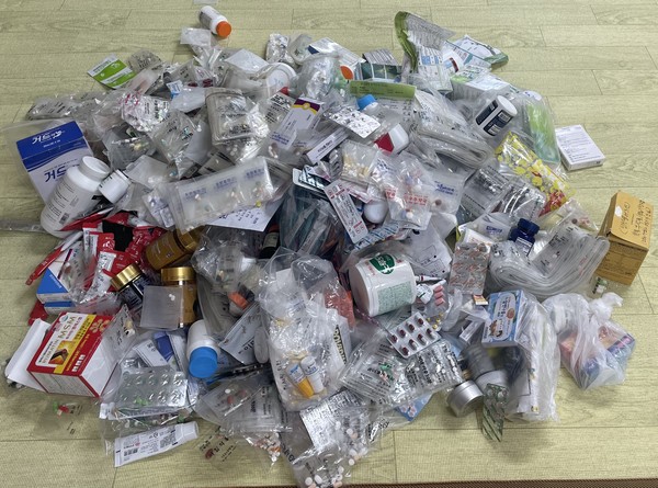 ▲ 3개월간 생활지원사를 통해 수거한 약 16kg의 폐의약품 더미