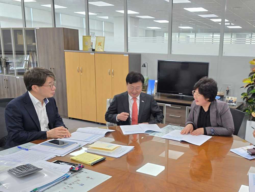 ▲정기명 여수시장이 김동일 기재부 예산실장을 만나 섬박람회 개최 준비 등 현안 사업에 대한 국비 지원을 건의했다. ⓒ여수시