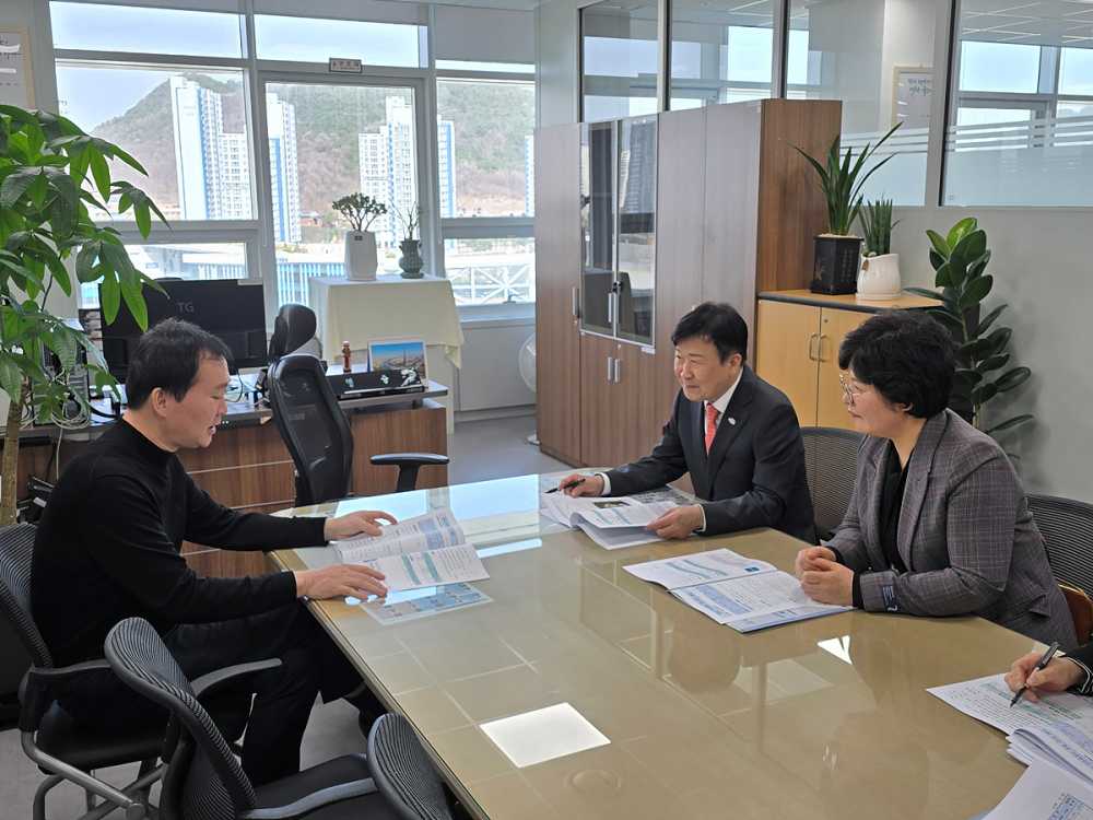 ▲정기명 여수시장이 김명중 기재부 재정성과심의관을 만나 현재 진행 중인 예비타당성조사 사업에 대해 논의했다. ⓒ여수시