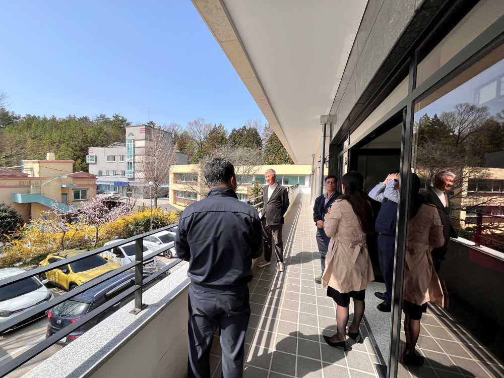 ▲기부금 전달 후, 박성권 인사부문장이 동백원 생활관을 둘러보며 장애인 입주자들의 일상과 생활환경을 살펴보고 있다.  ⓒ동백원