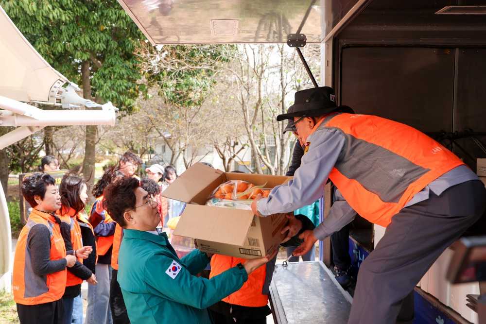 ▲순천시장이 순천의료원 주차장에서 산불피해지원 '사랑의밥차' 자원봉사자들과 함께 지원물품을 싣고 있다. ⓒ순천시