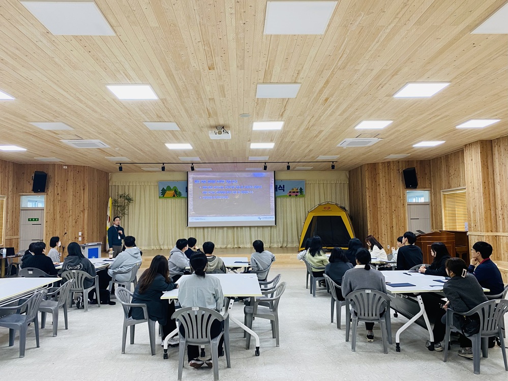 ▲ 서포터즈 활동에 대해 안내 받고 있는 대학생들