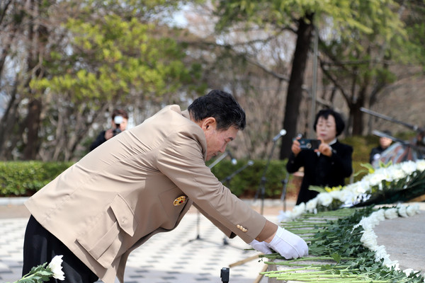▲ 고효주 서해수호의 날 기념 여수시민위원회 위원장 서해수호 용사에게 분향하고 있다. ⓒ여수시민위원회