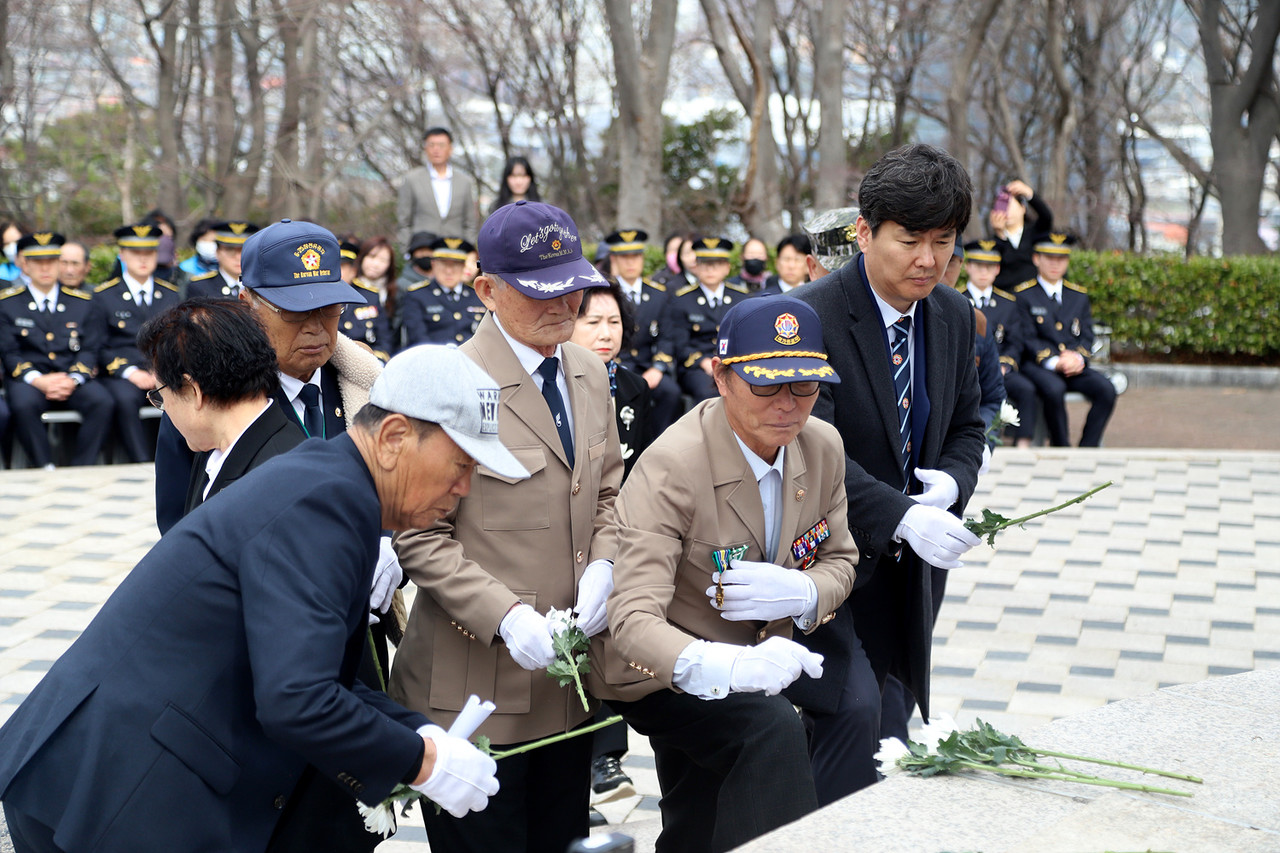 ▲  여수지역 보훈·안보단체장들이 서해수호 영웅들에게 헌화와 분향을 하고 있다. ⓒ여수시민위원회