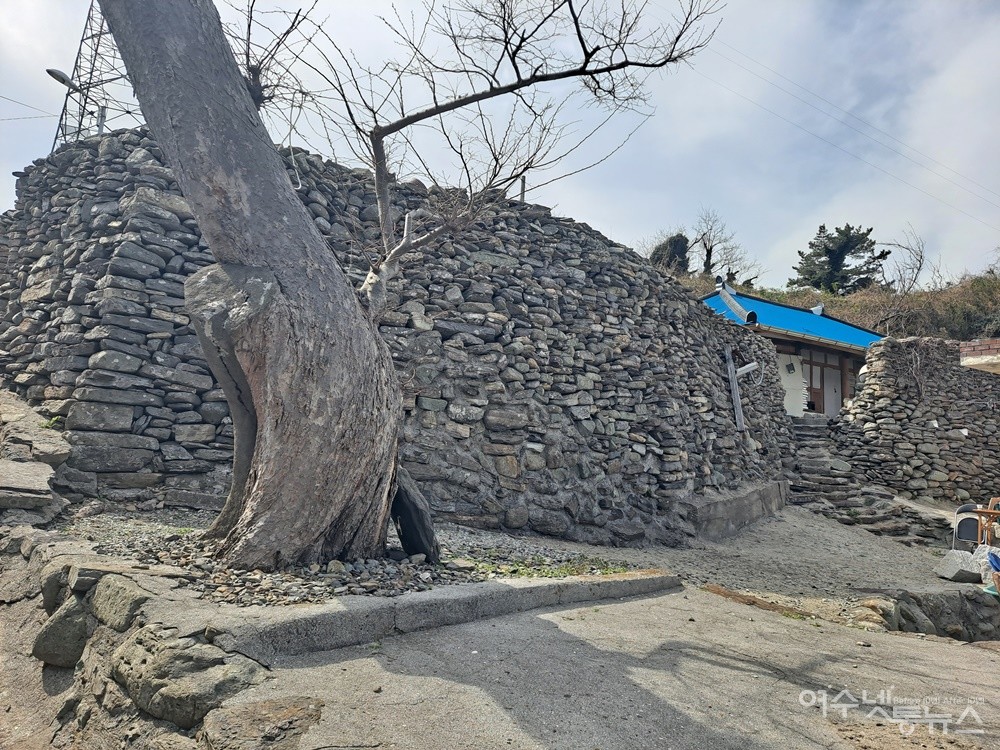 ▲등록문화제 367호로 지정된 돌담이 아름다운 추도 주택이다.  ⓒ조찬현